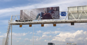 Painel Front Light na Ponte Rio-Niterói - pórtico 15 - sentido do Rio para Niterói