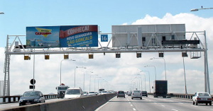 Painel Front Light na Ponte Rio-Niterói - pórtico 16 - sentido do Rio para Niterói