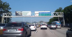 Painel Front Light na Ponte Rio-Niterói - pórtico 20A - sentido do Rio para Niterói
