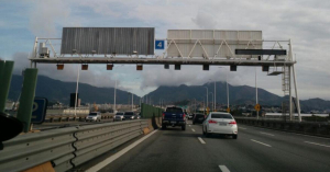 Painel Front Light na Ponte Rio-Niterói - pórtico 04 - sentido de Niterói para o Rio