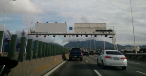 Painel Front Light na Ponte Rio-Niterói - pórtico 05 - sentido de Niterói para o Rio
