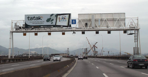 Painel Front Light na Ponte Rio-Niterói - pórtico 08 - sentido de Niterói para o Rio
