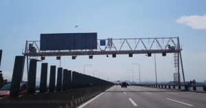 Painel Front Light na Ponte Rio-Niterói - pórtico 10 - sentido de Niterói para o Rio