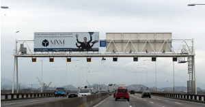 Painel Front Light na Ponte Rio-Niterói - pórtico 11 - sentido de Niterói para o Rio