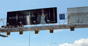 Painel Front Light na Ponte Rio-Niterói - pórtico 15 - sentido de Niterói para o Rio