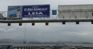 Painel Front Light na Ponte Rio-Niterói - pórtico 15 - sentido de Niterói para o Rio