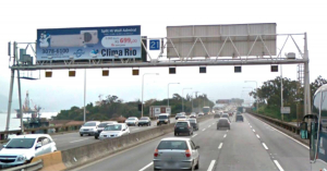 Painel Front Light na Ponte Rio-Niterói - pórtico 21 - sentido de Niterói para o Rio